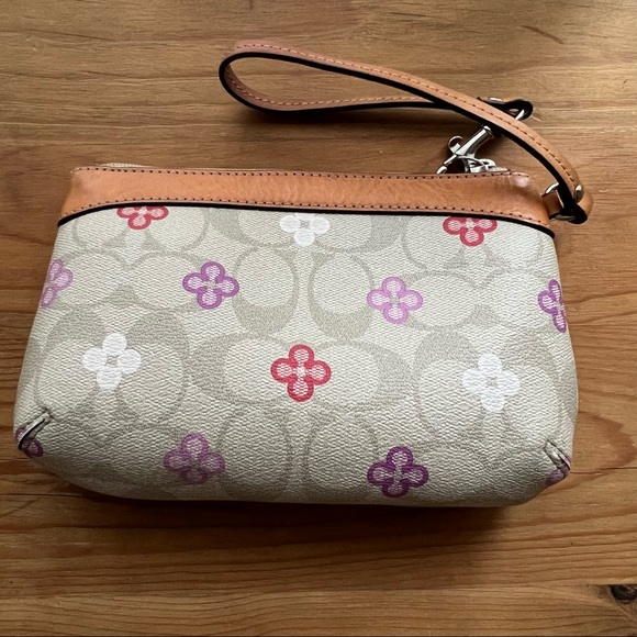 Coach Monogram Floral Print Wristlet-Like New - Picture 3 of 8